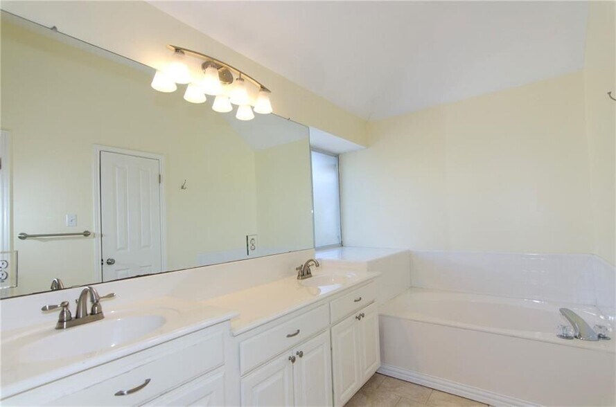 Building Photo - 4004 Halfway Cove