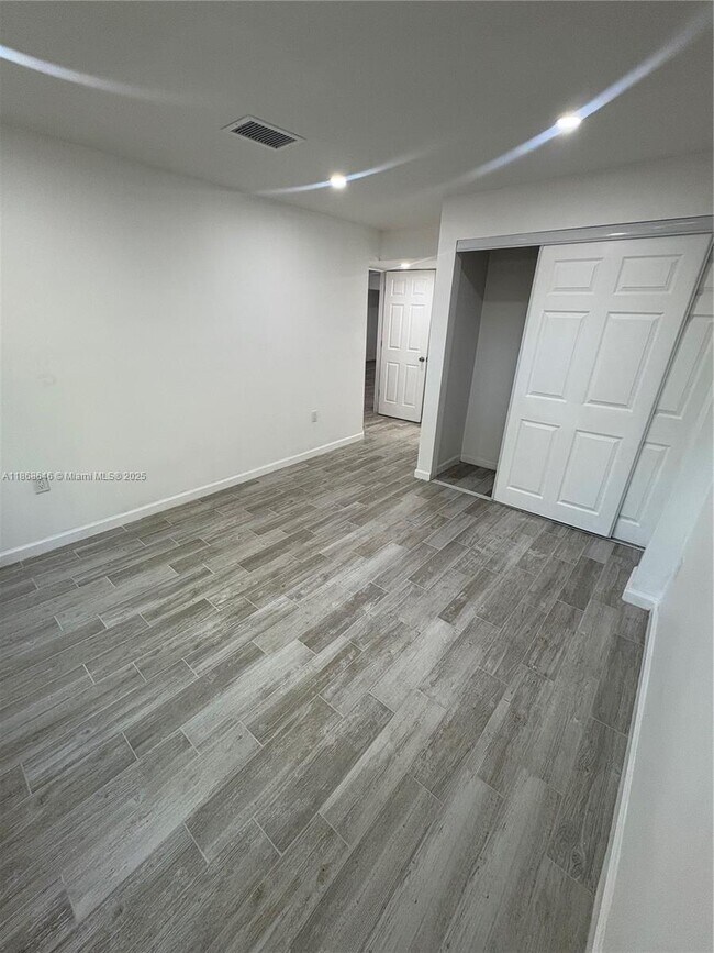 Building Photo - 3291 SW 25th St