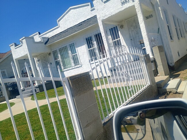 Building Photo - 3653 W 58th Pl