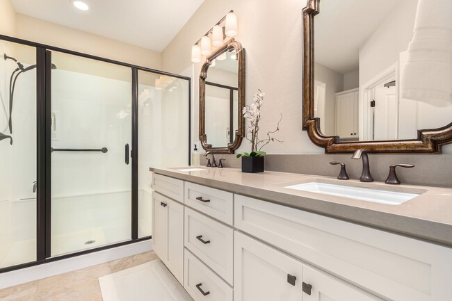 Building Photo - Gorgeous 2 bedroom / 2 bath townhome locat...