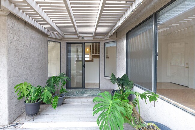 Building Photo - Spacious 3 Bedroom  2.5 Bath | East Ventura | Unfurnished