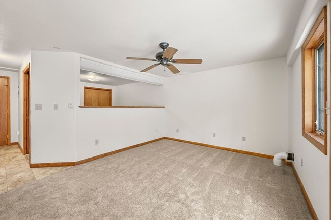 Building Photo - Mountain Life & Views- 4 bed 2 bath