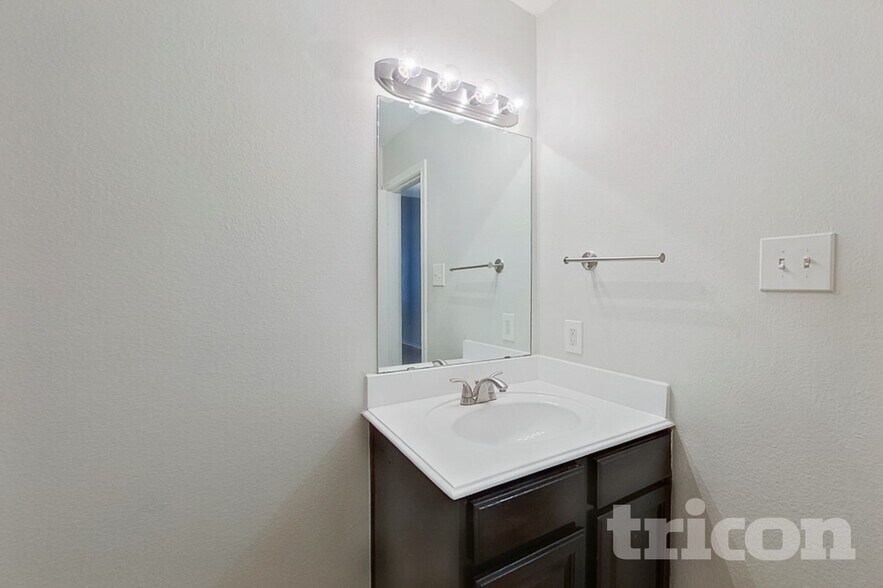 Building Photo - 1242 Yukon Dr