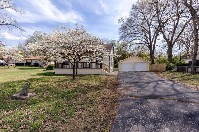 Building Photo - 2220 Auburn Dr