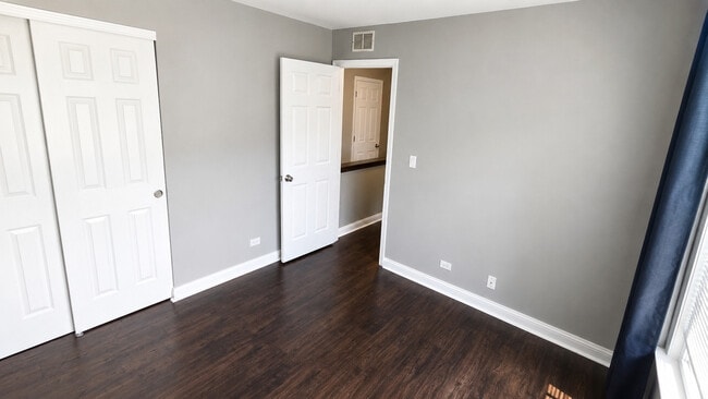 Building Photo - 1561 E Chivalry Ct