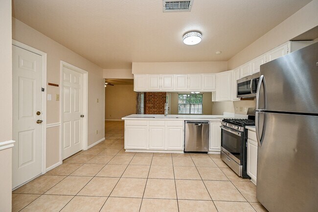 Building Photo - 72 Laughing Brook Ct