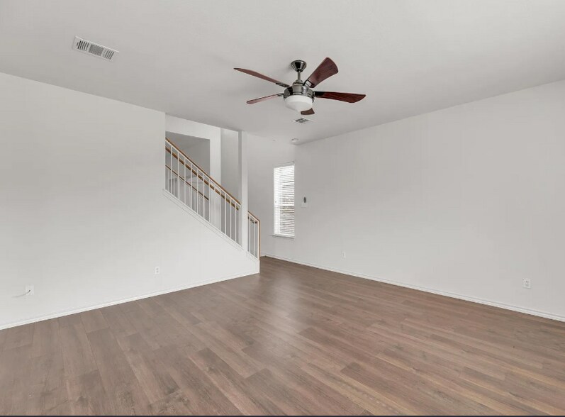 Building Photo - 13605 Lyndon B Johnson St