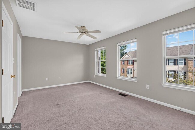 Building Photo - 2432 Clover Field Cir