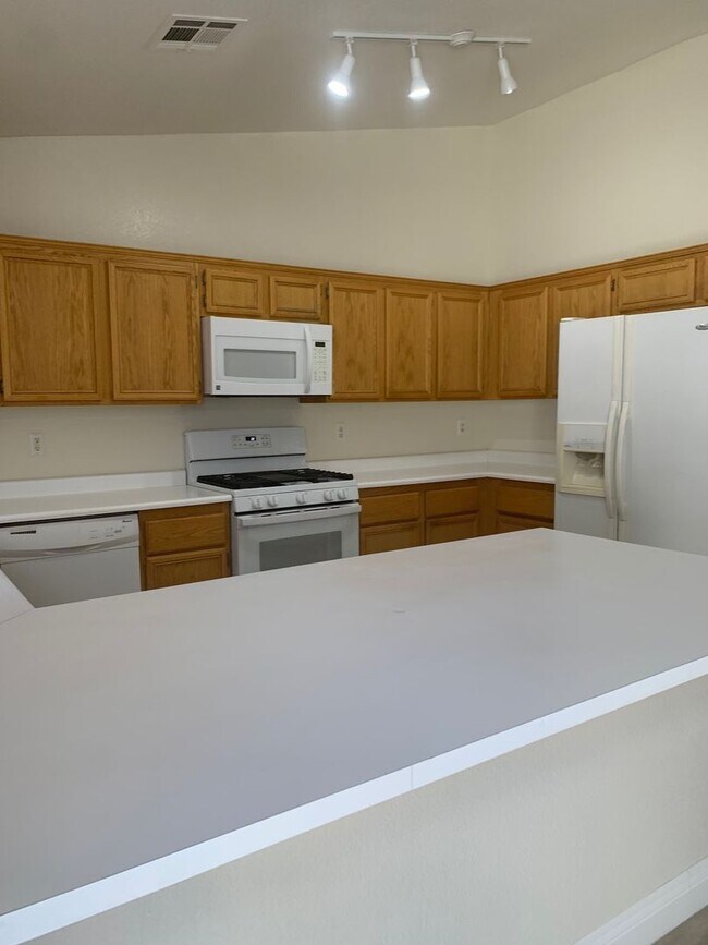 Building Photo - Single Story 3 Bedroom Home for Rent