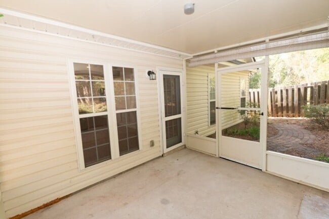 Building Photo - Charming 3-Bedroom, 2-Bath Home with Vaulted Ceilings and Open Floor Plan!