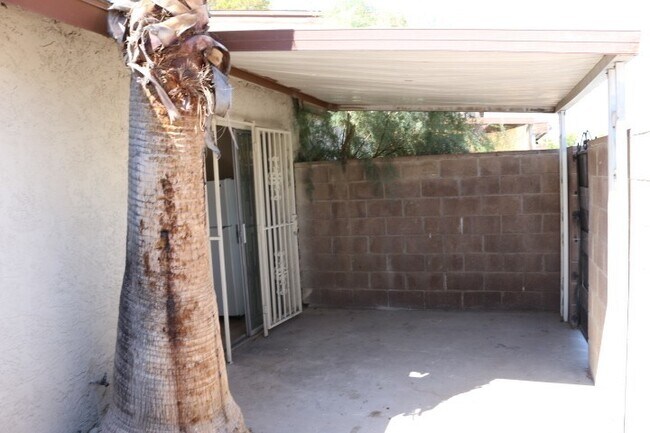 Building Photo - NO SHOWINGS UNTIL 12/15/25