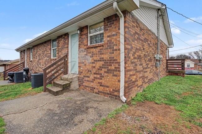 Building Photo - Two Bedroom Ranch in North Nashville - 1/2 Off First Months Rent!