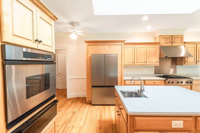 Building Photo - 785 Glenwood Dr