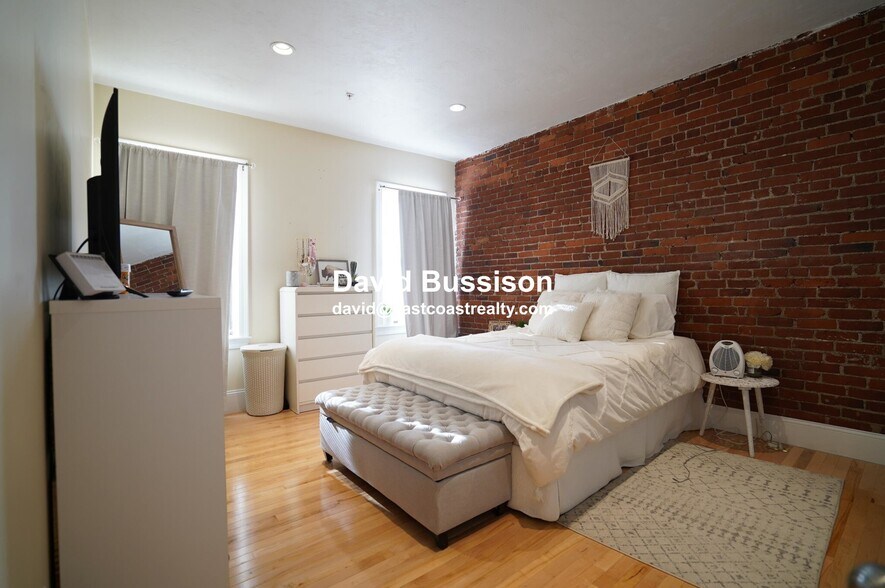 Building Photo - 1203 Beacon St