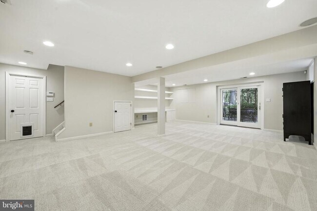 Building Photo - 10198 Cedar Pond Dr