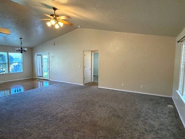 Building Photo - Beautiful and spacious 3 bed 2 bath home in Meridian just off Ten Mile and W Pine Ave