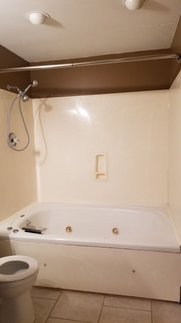 Building Photo - AVAILABLE NOW!  Want a GREAT Location?  Want an Average LGE Bill of $30/mo??  This Beautiful 1 Be...