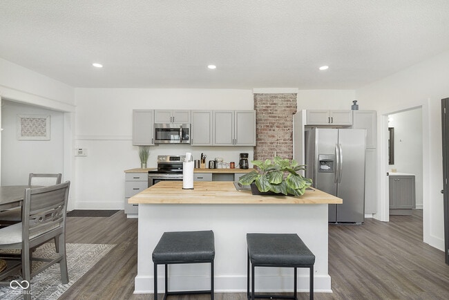 Building Photo - 1432 Sturm Ave