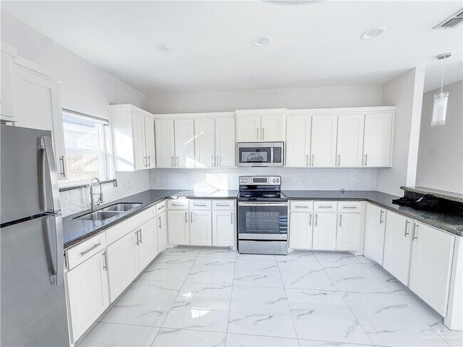 Building Photo - 17 Puffin Ave