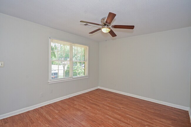 Building Photo - 1138 Perry Hill Rd