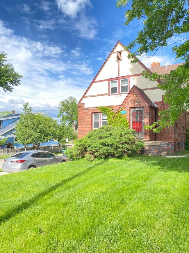 Primary Photo - Large 2 bed 1 bath duplex with one car att...