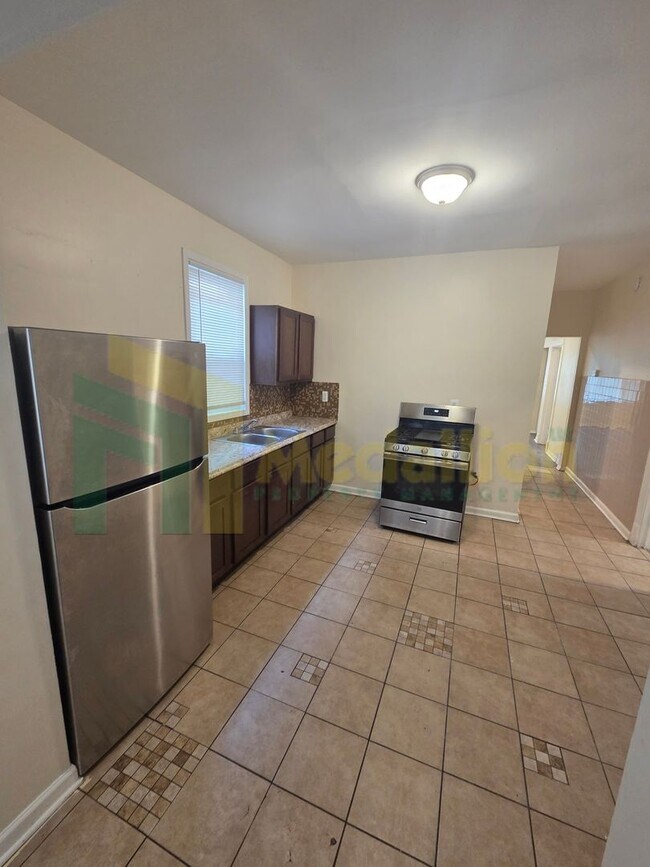 Building Photo - Spacious 3-Bedroom Home with Modern Update...