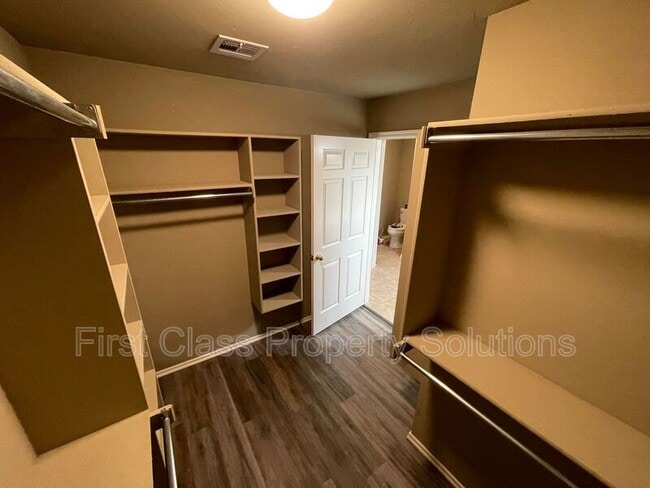 Building Photo - 400 N Willowood Dr