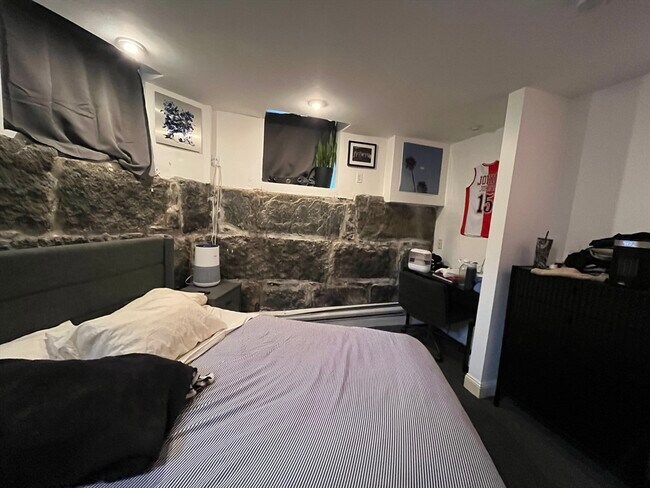 Building Photo - 915 Beacon St