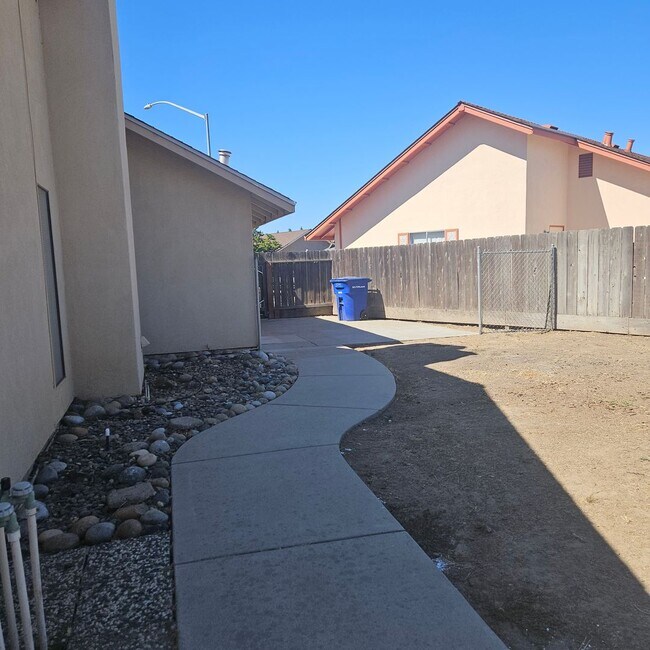 Building Photo - 3544 Traveler Ct