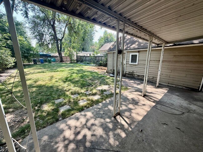 Building Photo - 931 W Oak St
