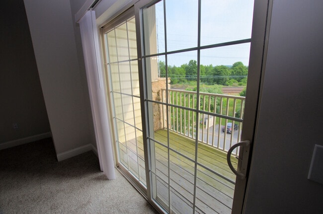 Building Photo - 3000 Fountainview Cir