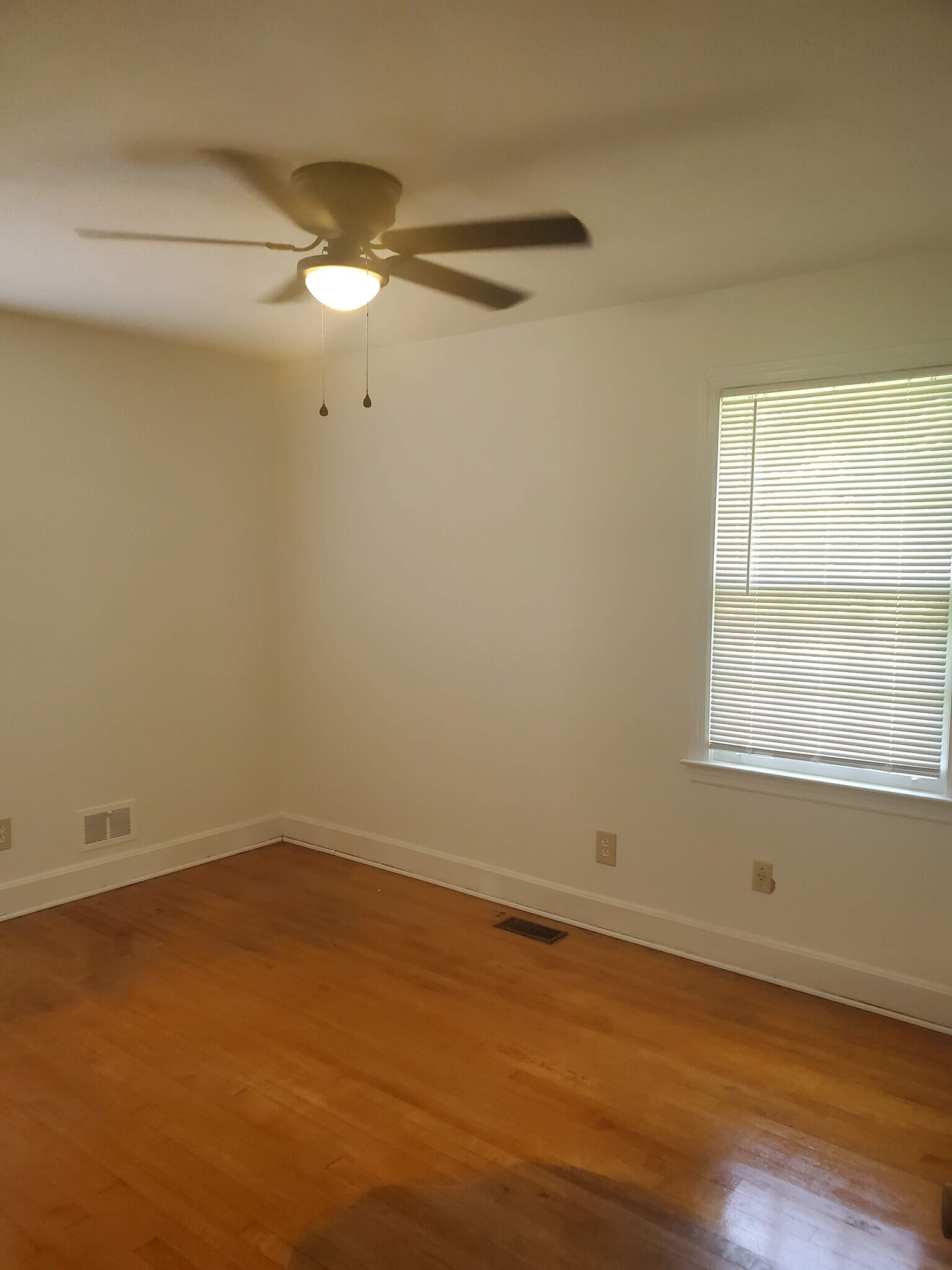 Building Photo - 301 W Lakeside Ave