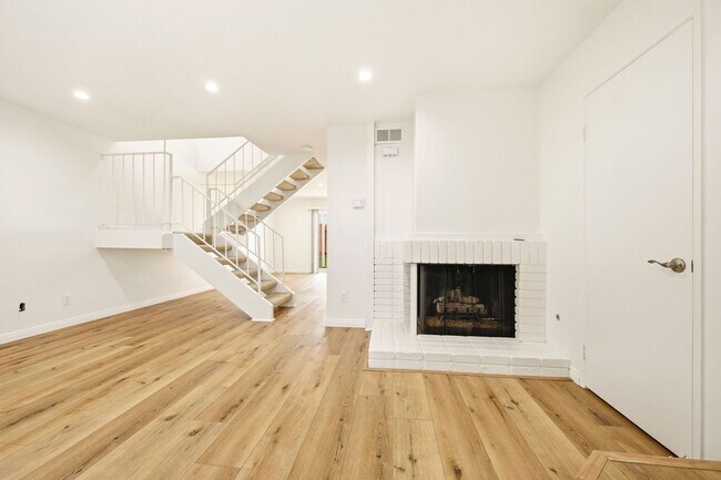 Building Photo - Remodeled 3bd/2.5bath steps from beaches, Racetrack, and Cedros Design district