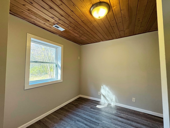 Building Photo - 3 Bedroom East Ridge House