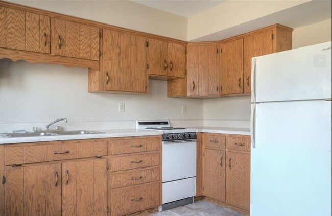 Building Photo - 550 Colhoun| Move In Ready!