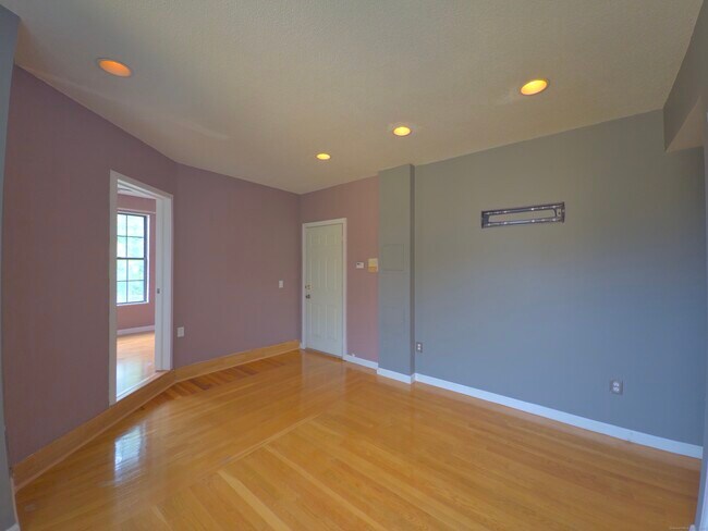 Building Photo - 421 Wethersfield Ave