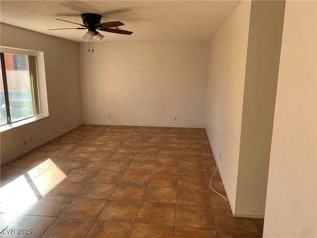 Building Photo - 3941 Avocado Dr