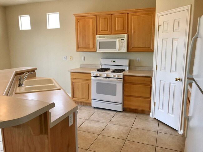 Building Photo - 3 Bedroom 2 Bath - Canyon View