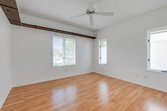 Building Photo - 8120 SE Waterway Dr