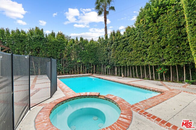 Building Photo - 10309 La Grange Ave