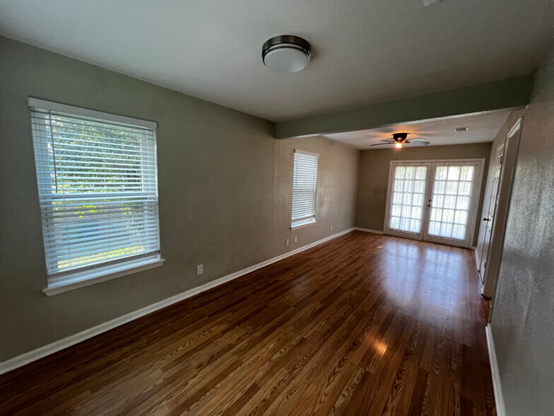 Building Photo - 1103 Floradale Dr