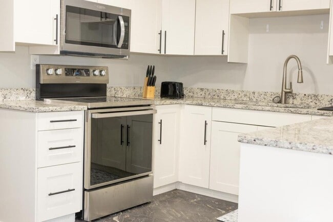 Building Photo - 810 Woodbine Rd