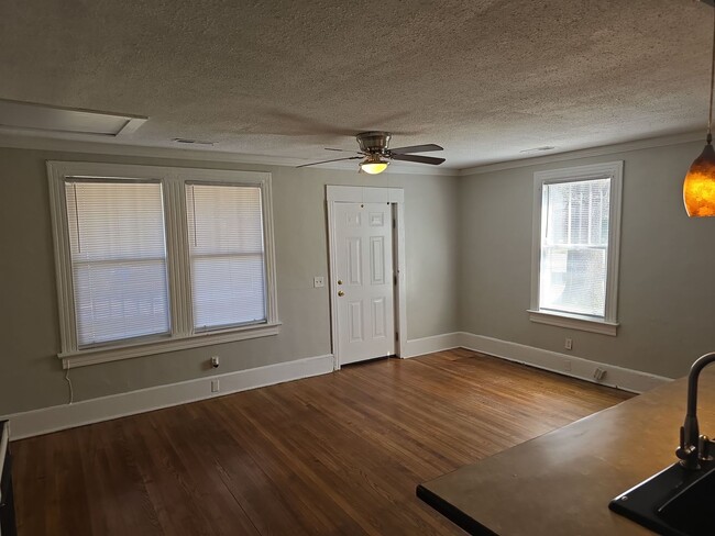 Building Photo - 2 Bedroom 1 bath duplex very close to Colu...