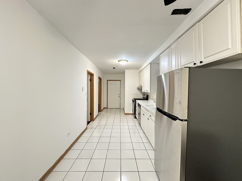 Building Photo - 918 N Paulina St