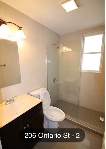 Bathroom - 206 Ontario St