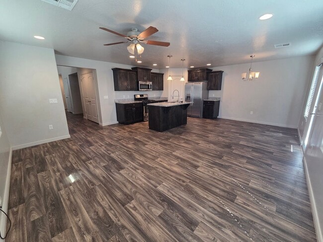 Building Photo - Spacious 4 Bedroom Home!