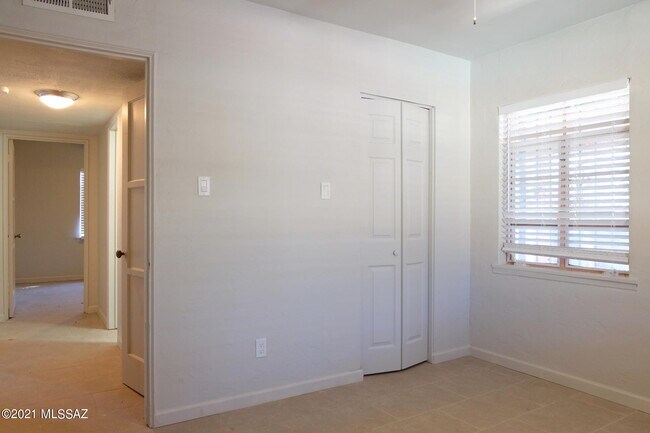 Building Photo - 3941 E Louis Ln