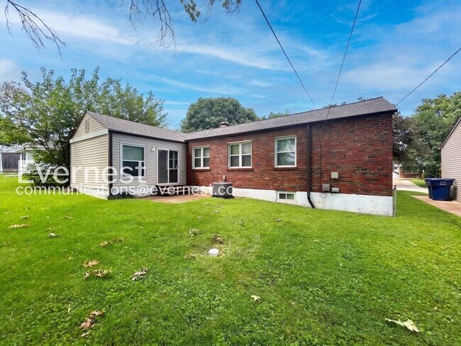 Building Photo - 2 Bed, 1.5 Bath Home with Attached Garage / Available Now!