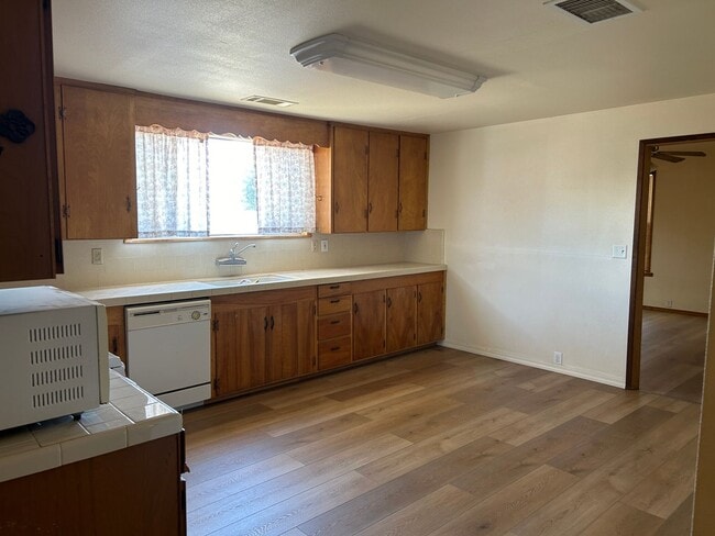 Building Photo - 2 bedroom, 1 bath home with lots of room inside and out.