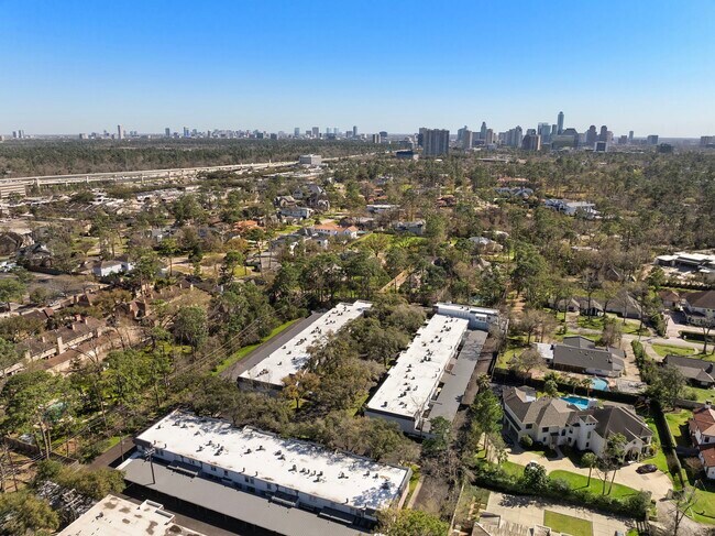 Building Photo - 8944 Chatsworth Dr